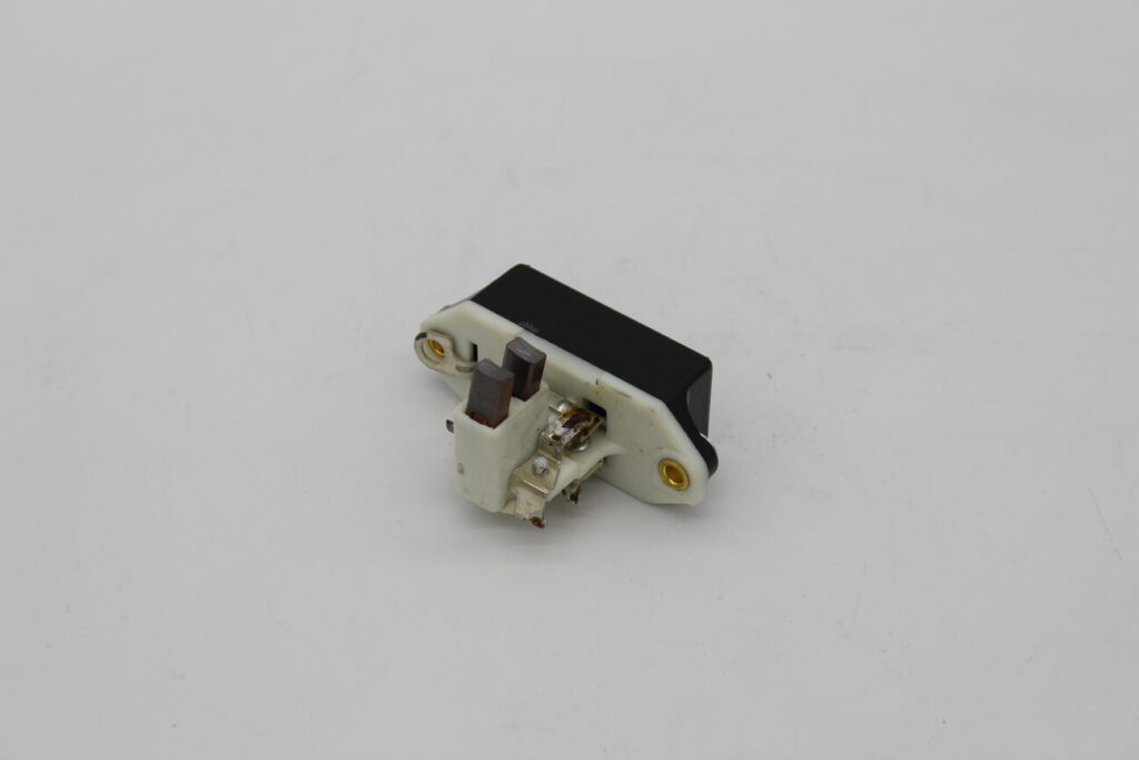 Regulator Voltage 55-80amp Alt.13.8V