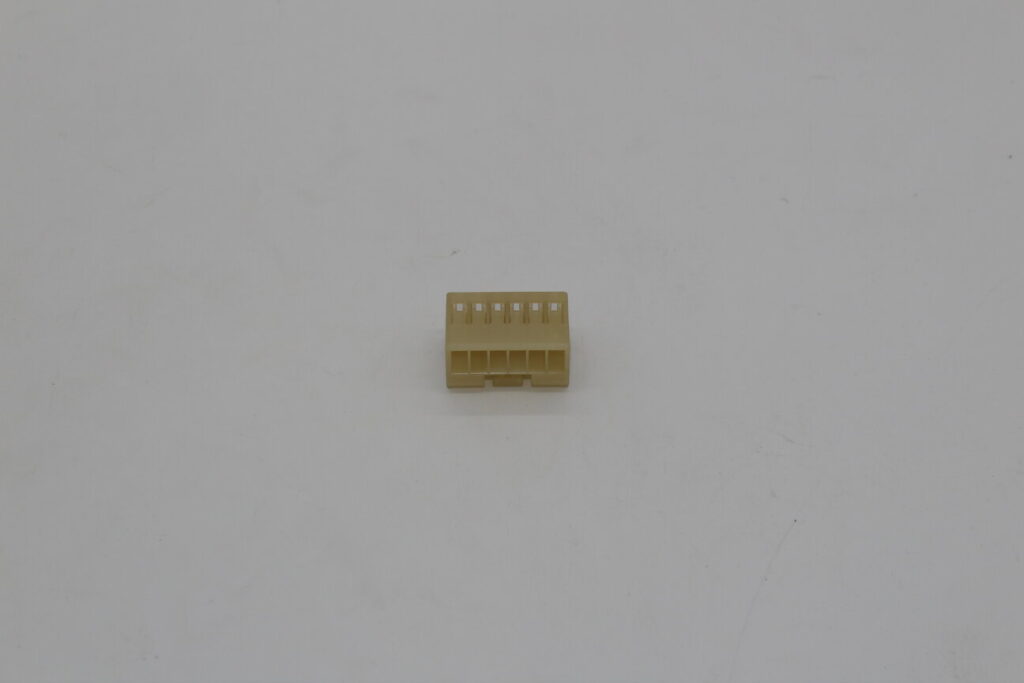 Connector Amp White 6 Way Male