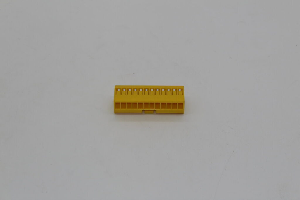 Connector Amp Yellow 12 Way Male