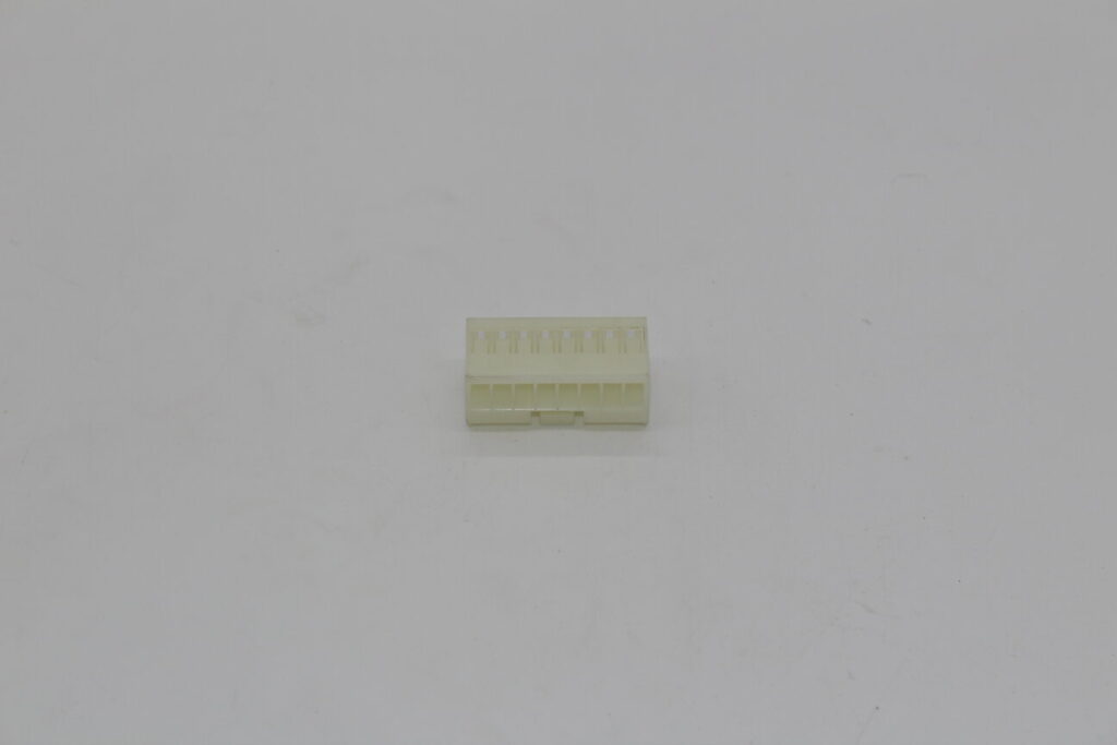 Connector Amp White 8 Way Male