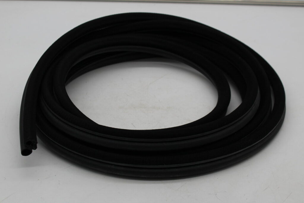RH/LH LOWER VELVET DOOR SEAL ON BODY