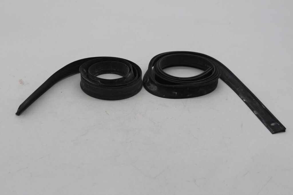 RH/LH FRONT CENTRE DOOR SEAL (SHAPED)