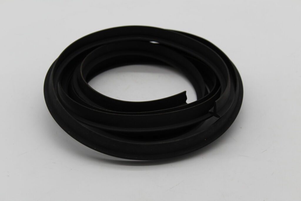 Rubber"T" Lower Door 330/365GT (7' piece)
